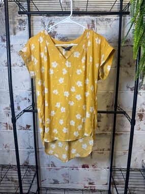 Simply Vera Vera Wang Mustard Yellow Floral V-Neck Top